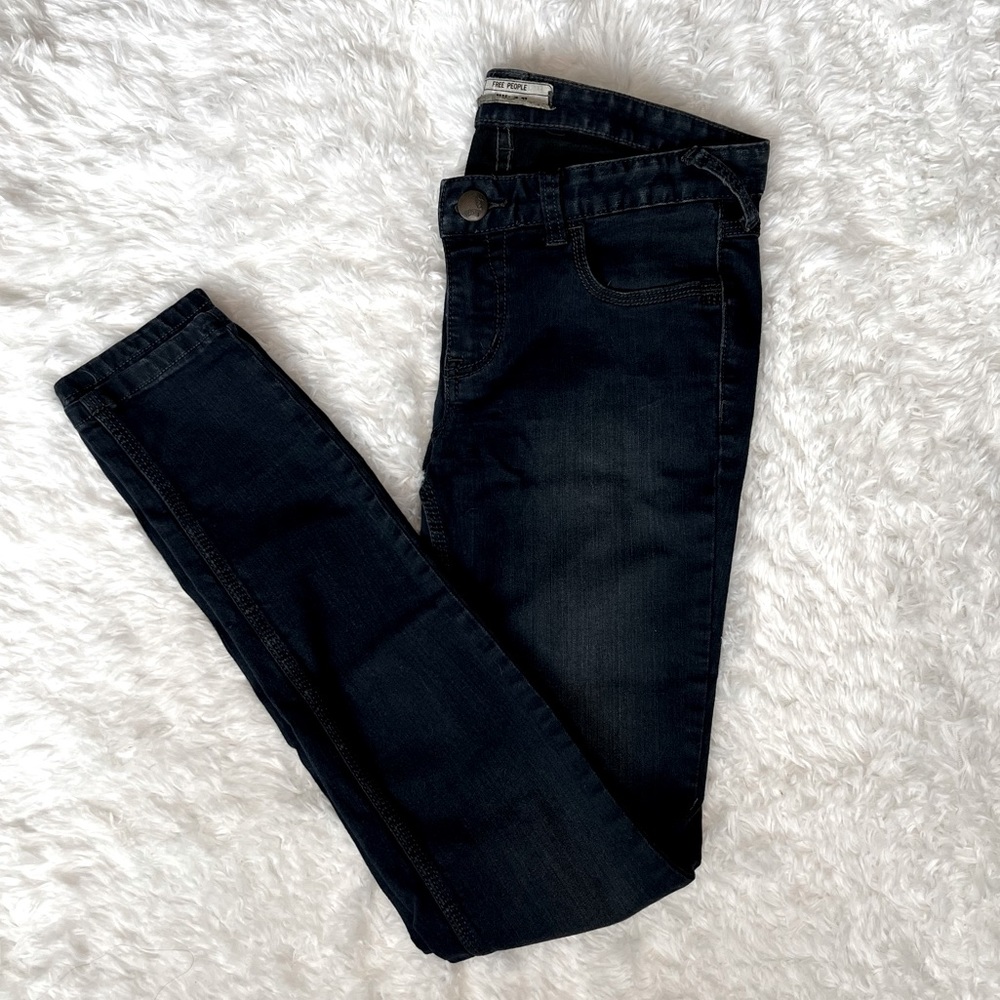 Free People Dark Wash Skinny Jeans Size 27